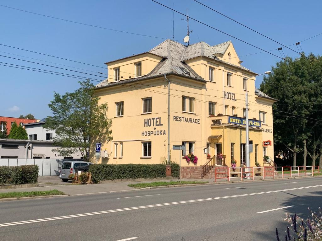 オストラヴァにあるZLATÁ-ÉRAの通路脇の大きな黄色い建物