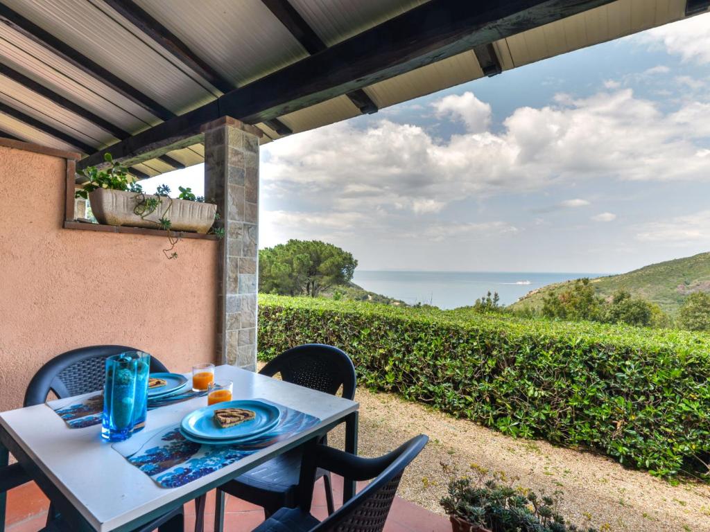 NisportoにあるHoliday Home La Paradisa by Interhomeの海の景色を望むパティオ(テーブル付)
