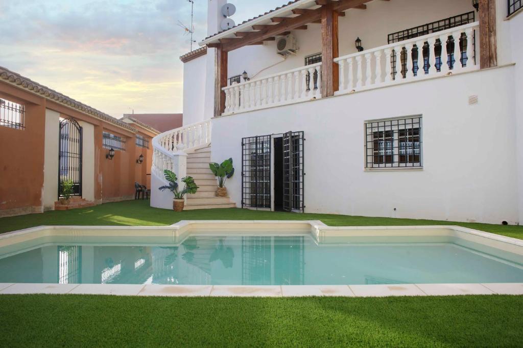 ein Haus mit Pool im Hof in der Unterkunft Villa española, Casa del Nene in Navarrés