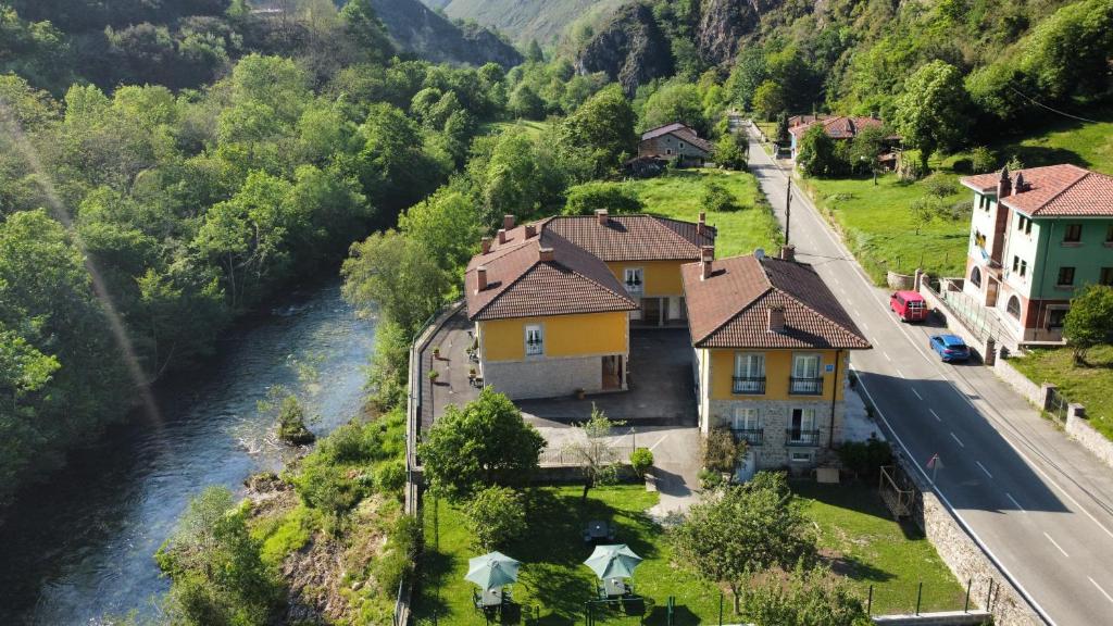 uma aldeia junto a um rio num vale em Hotel y Apartamentos La Lonja em Cangas de Onís