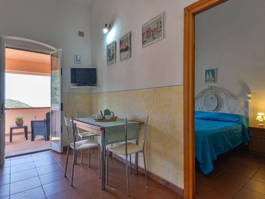 A bed or beds in a room at Apartment La Paradisa-1 by Interhome