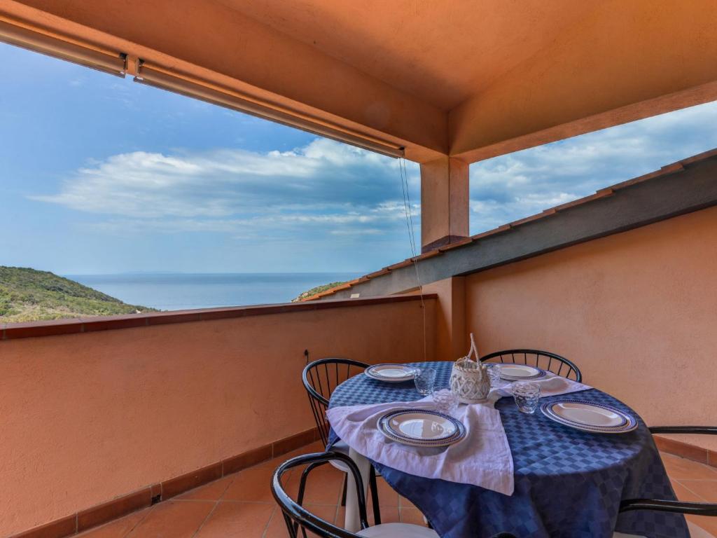 NisportoにあるApartment La Paradisa-1 by Interhomeの海の景色を望むバルコニー(テーブル付)