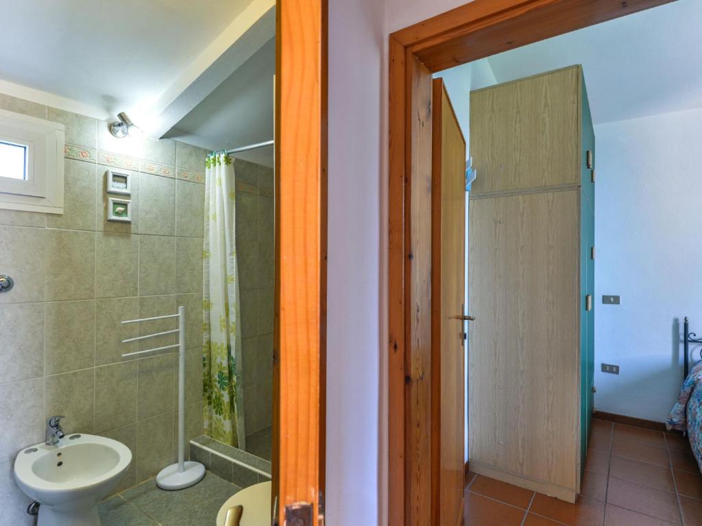 A bathroom at Apartment La Paradisa-1 by Interhome