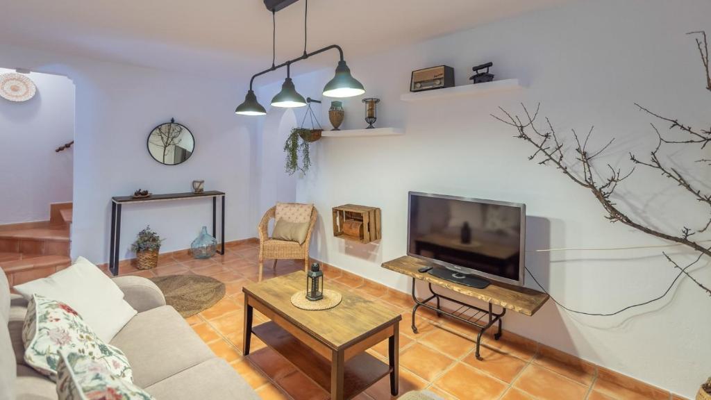 Televízia a/alebo spoločenská miestnosť v ubytovaní Casa Los Baenas Casabermeja by Ruralidays