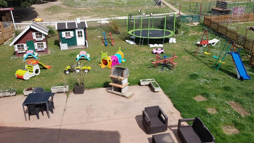 eine Luftansicht auf einen Park mit Spielplatz in der Unterkunft La Granja De Vitoria in Hueto Arriba