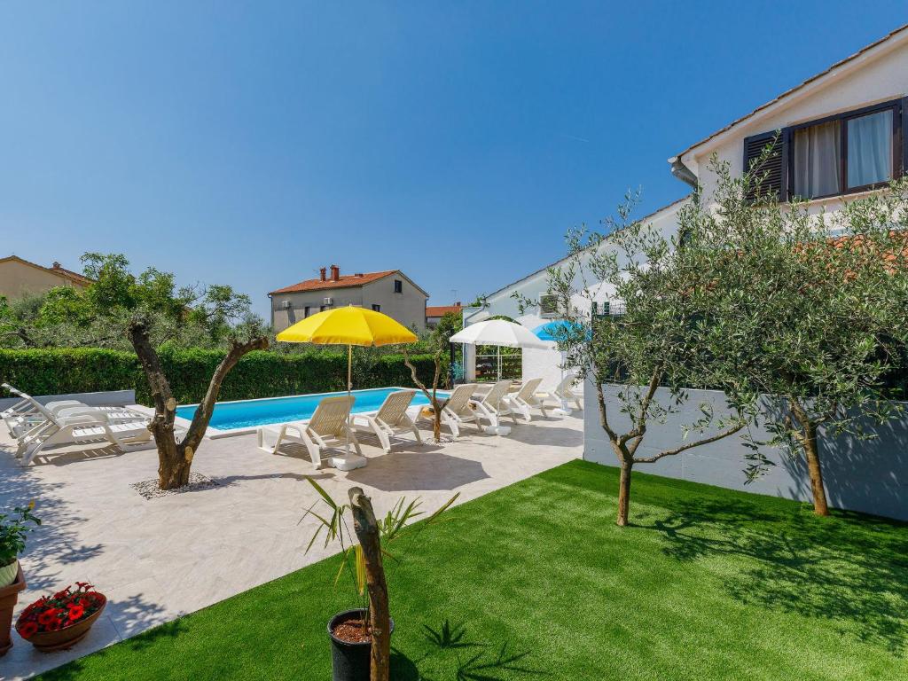 Bazén v ubytování Holiday Home Suncana by Interhome nebo v jeho okolí