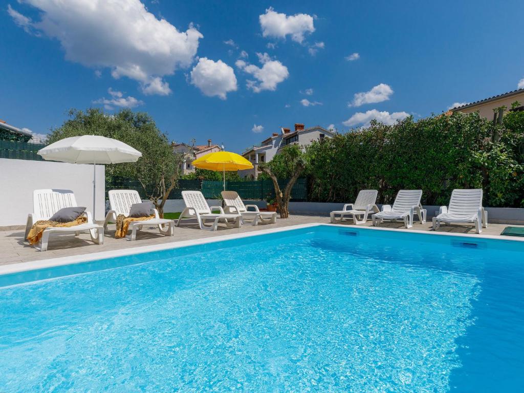 Bazén v ubytování Holiday Home Suncana by Interhome nebo v jeho okolí