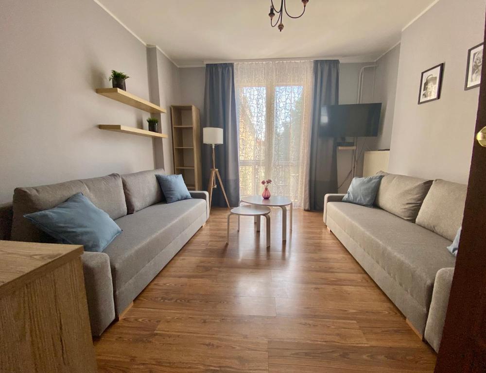 Sala de estar con 2 sofás y mesa en W Sercu Gdańska, en Gdansk