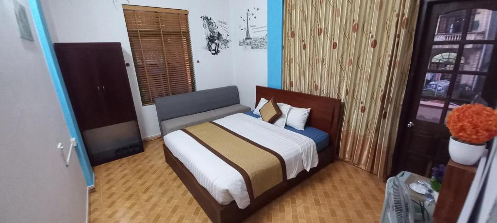 Giường trong phòng chung tại Alex Ha Long Hotel