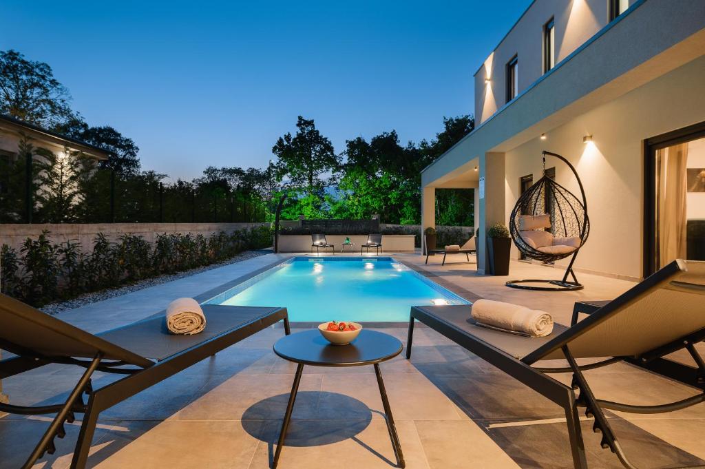 Mali VareškiにあるVilla Nobuの家の裏庭にあるプール