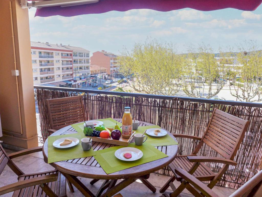 einen Tisch mit einem Teller Essen auf dem Balkon in der Unterkunft Apartment Le Rabelais by Interhome in Saint-Aygulf