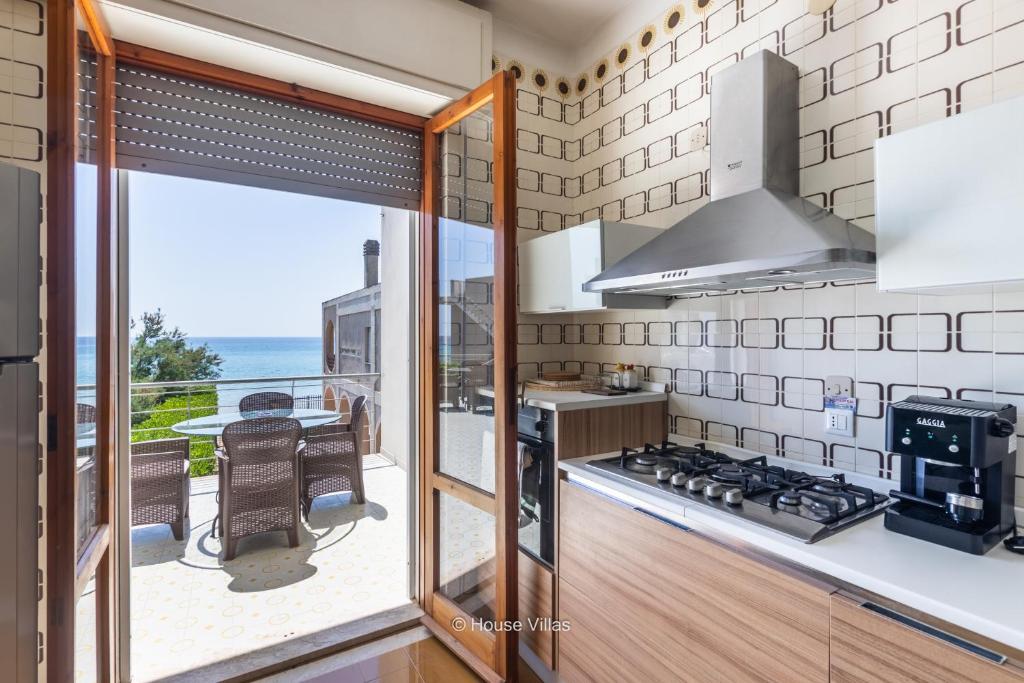 Kuchyňa alebo kuchynka v ubytovaní House&Villas - Baia delle Sirene