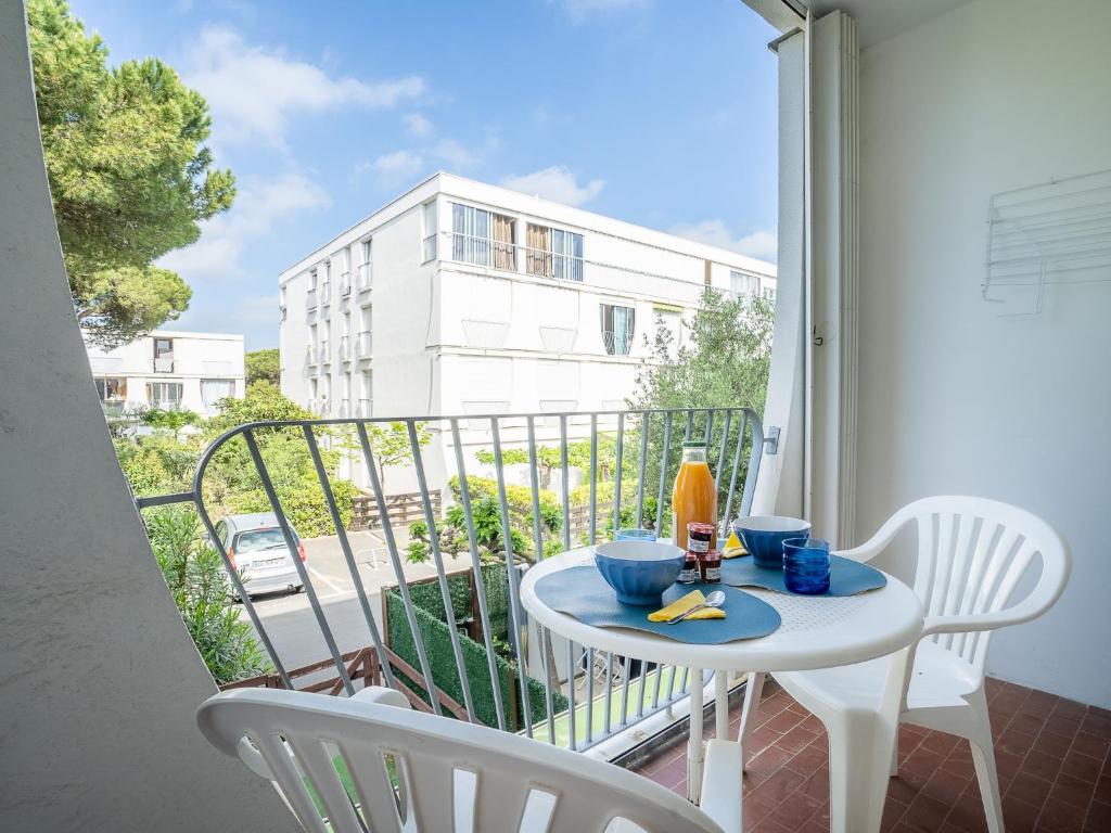 un balcon avec une table et des chaises sur un balcon dans l'établissement Apartment Marin'Land-2 by Interhome, à La Grande Motte
