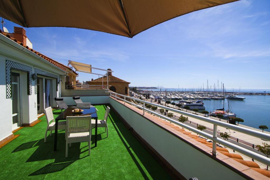 カンブリルスにあるPortmarina Planet Costa Doradaの港の景色を望むバルコニー(テーブル、椅子付)