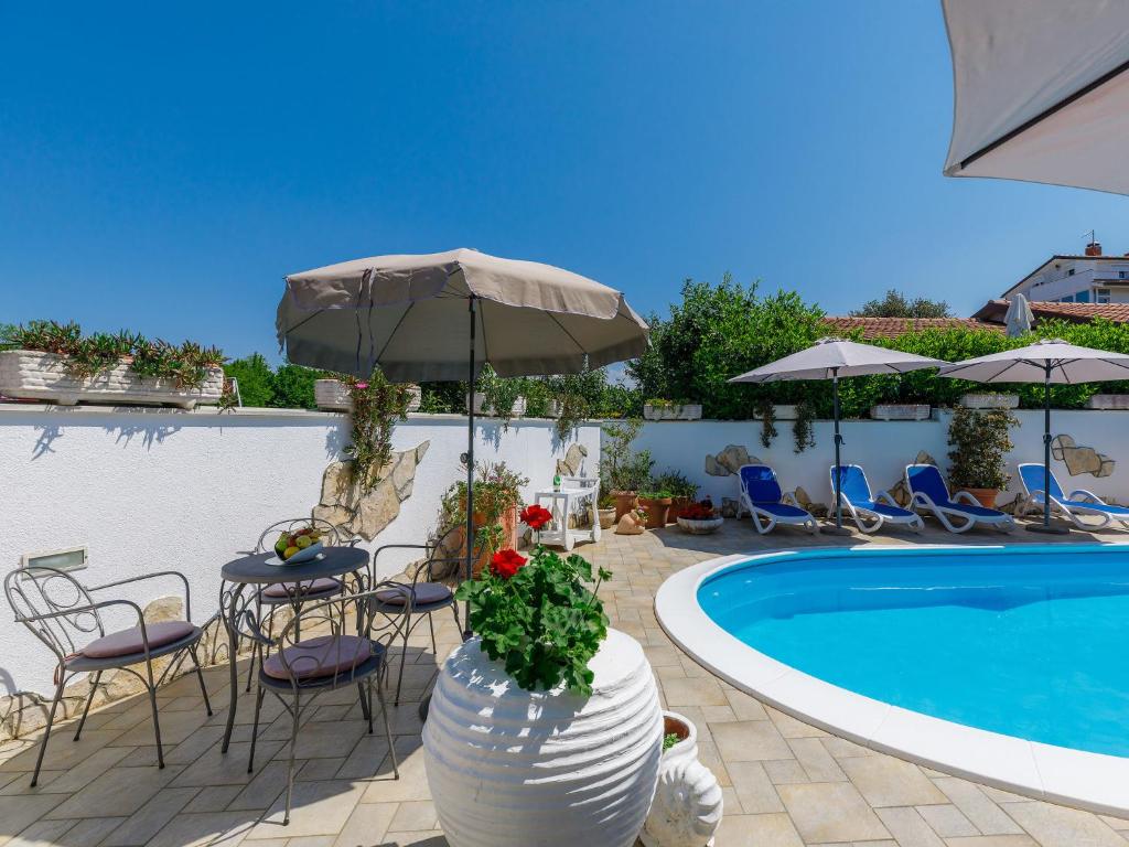 Bazén v ubytovaní Apartment Tiziana-3 by Interhome alebo v jeho blízkosti