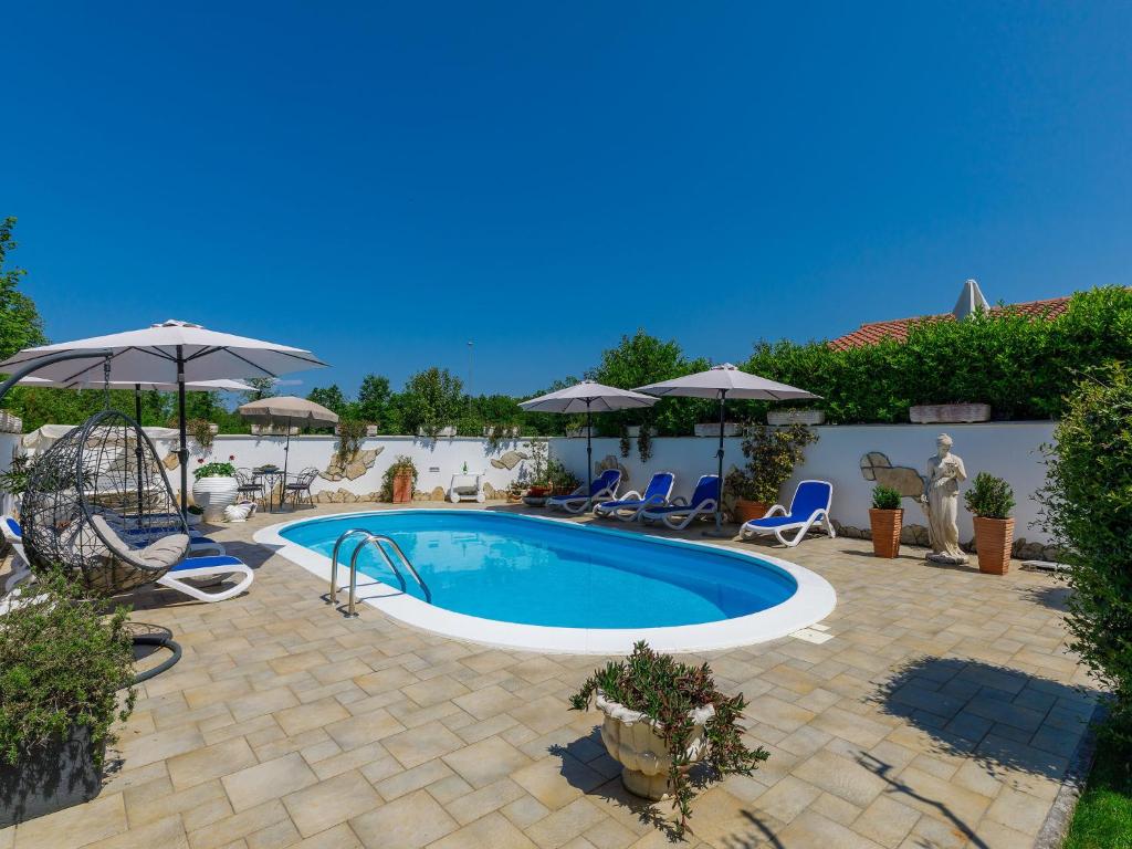 Bazén v ubytovaní Apartment Tiziana-3 by Interhome alebo v jeho blízkosti