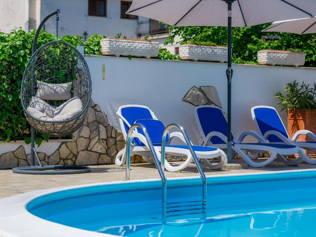 Bazén v ubytovaní Apartment Tiziana-3 by Interhome alebo v jeho blízkosti