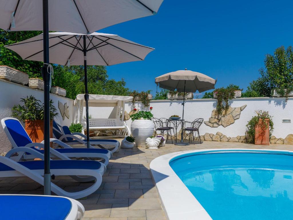 Bazén v ubytovaní Apartment Tiziana-3 by Interhome alebo v jeho blízkosti