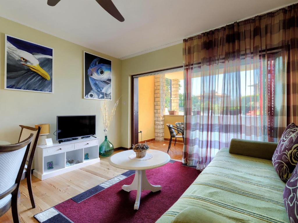 Televízia a/alebo spoločenská miestnosť v ubytovaní Apartment Tiziana-3 by Interhome