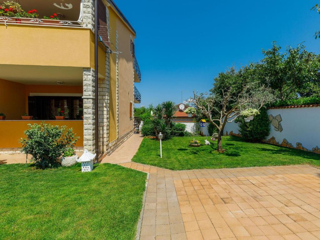 Vonkajšia záhrada v ubytovaní Apartment Tiziana-3 by Interhome