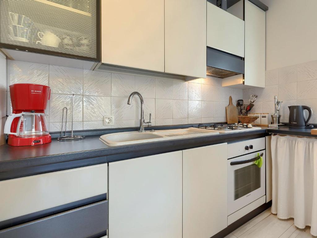 Kuchyňa alebo kuchynka v ubytovaní Apartment Tiziana-3 by Interhome