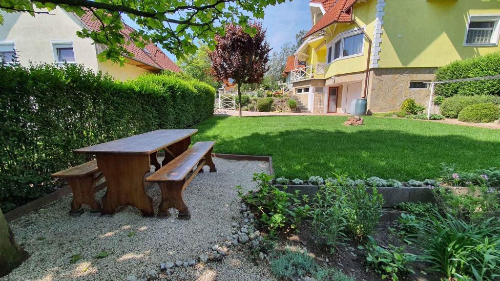 A garden outside Apartment in Fonyod - Balaton 18580