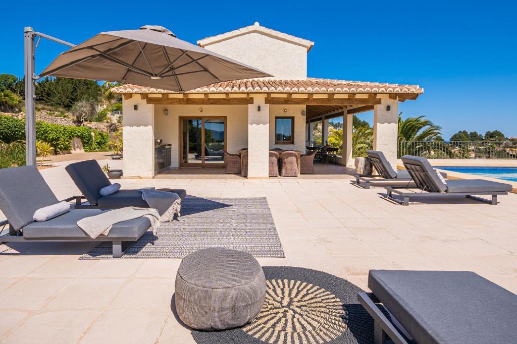 Bazén v ubytování Luxury Villa with panoramic views over Moraira nebo v jeho okolí