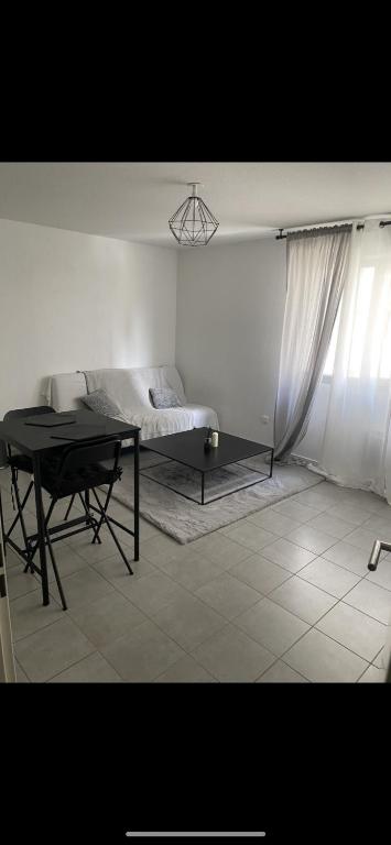 un salon avec une table et un lit dans l'établissement Magnifique T2 sur Marseille avec parking, à Marseille