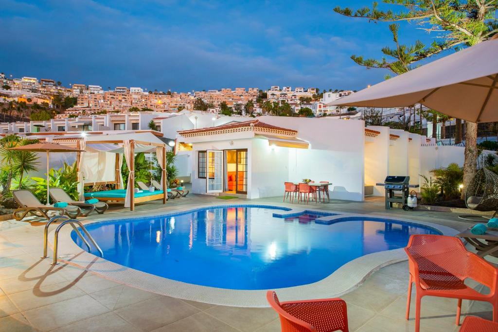 una piscina en una villa con vistas en Haciendas Village Tenerife, en Adeje