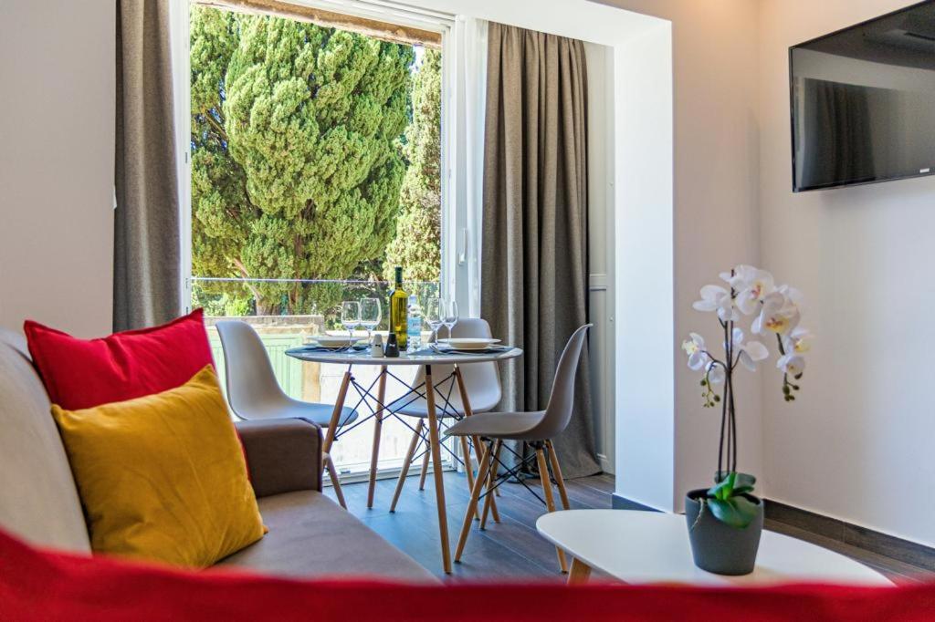 Telewizja i/lub zestaw kina domowego w obiekcie N&G New Apartment Stoja beach