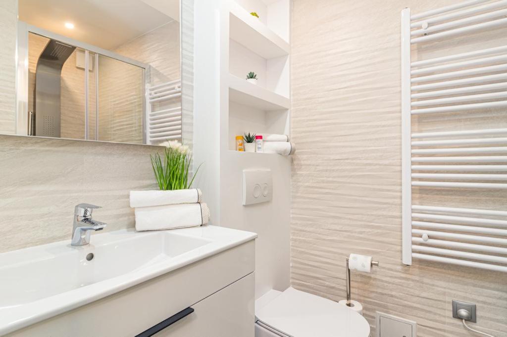 biała łazienka z umywalką i toaletą w obiekcie N&G New Apartment Stoja beach w Puli