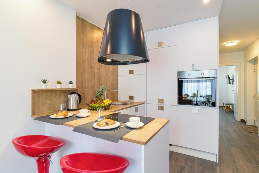 Kuchnia lub aneks kuchenny w obiekcie N&G New Apartment Stoja beach
