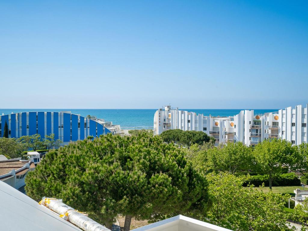 ラ・グランド・モットにあるApartment Cap Sud-3 by Interhomeのアパートメントのバルコニーからビーチの景色を望めます。
