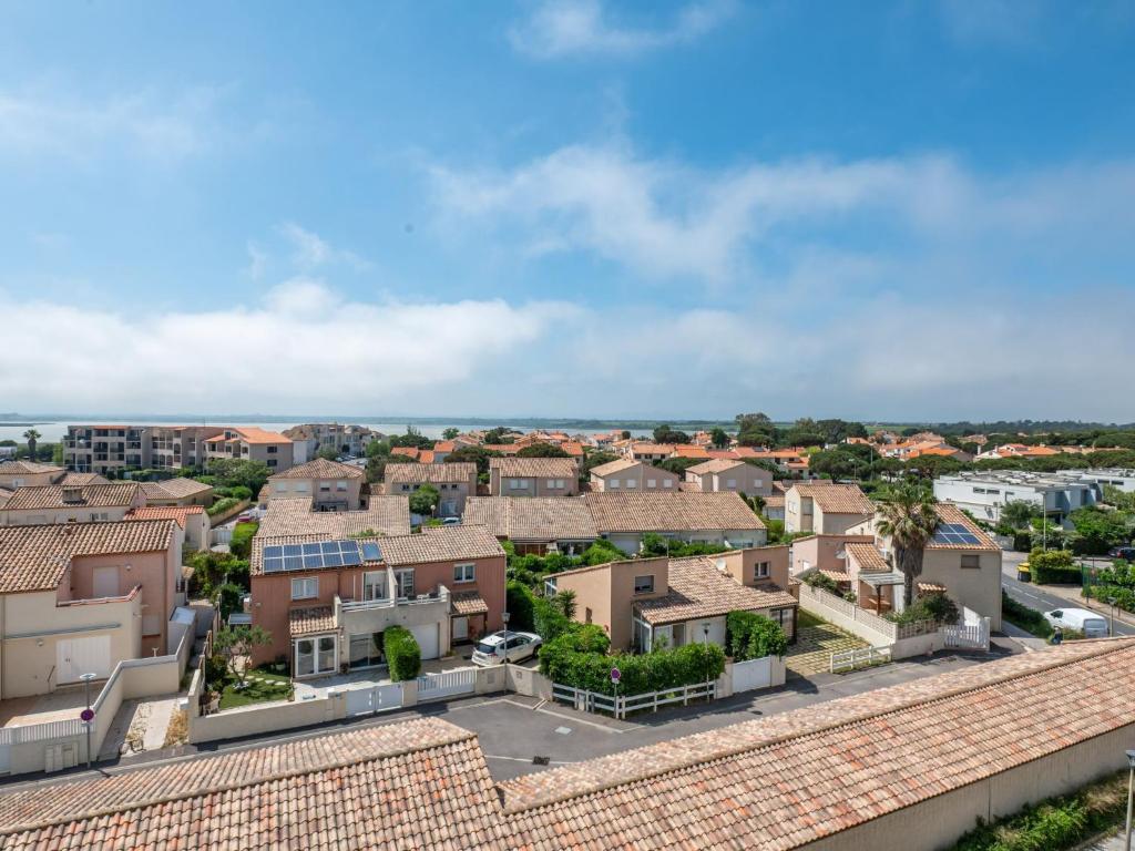 - une vue aérienne sur un quartier résidentiel avec des maisons dans l'établissement Apartment Les Trois Mâts-8 by Interhome, à Canet