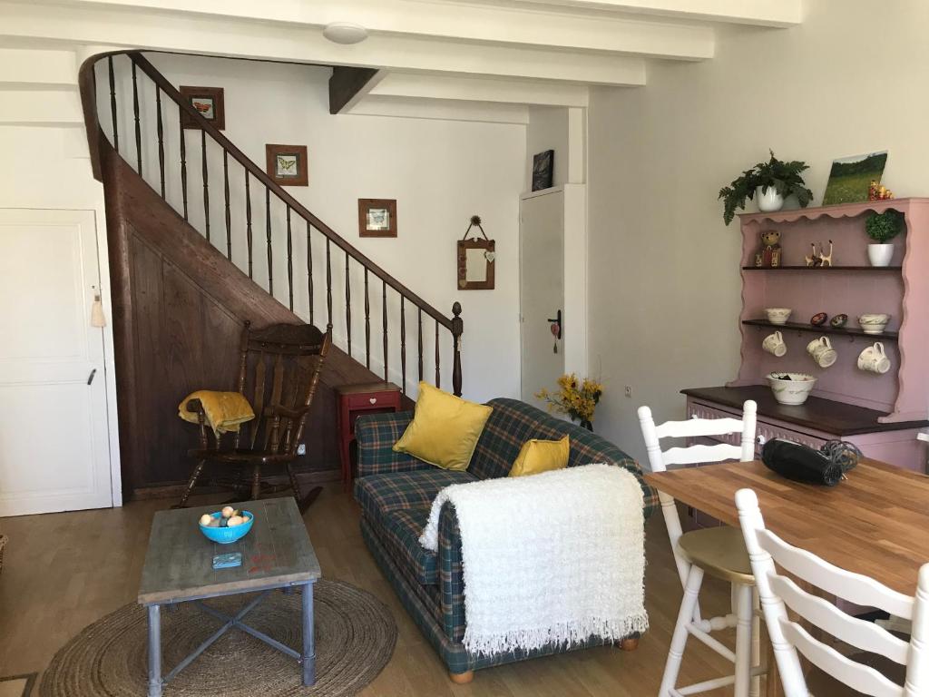 un soggiorno con un divano e un tavolo di Charming 1-bed cottage Montemboeuf a Montembœuf