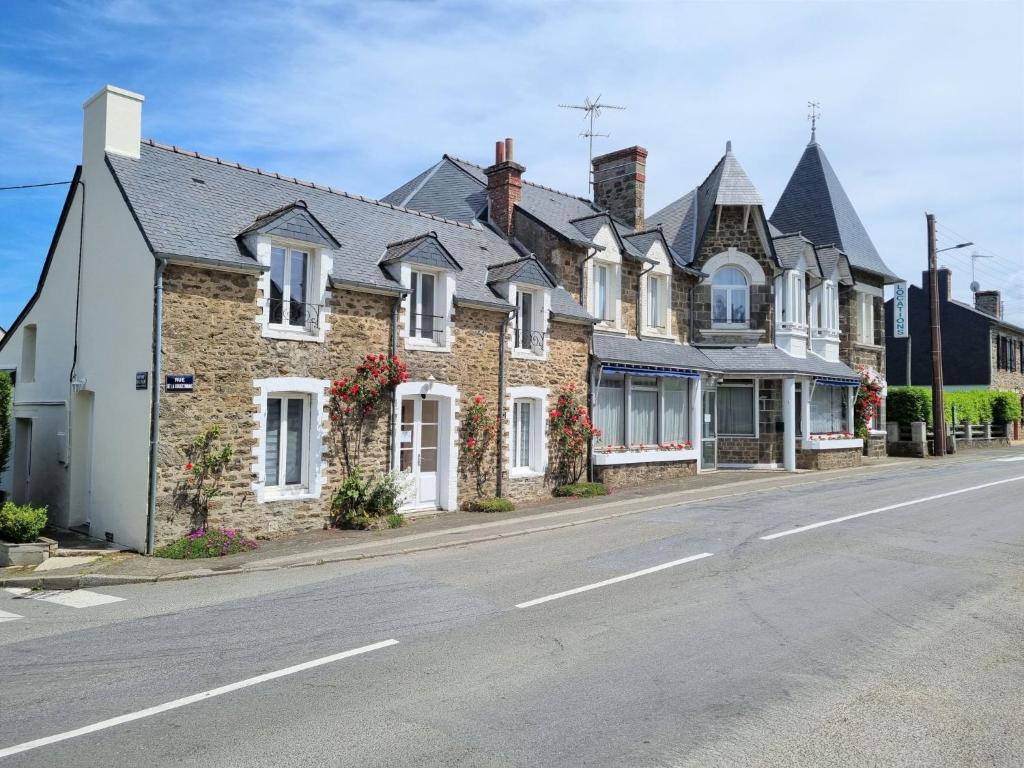 Une rangée de maisons sur le côté d'une rue dans l'établissement Apartment Le Petit Robinson-6 by Interhome, à La Richardais