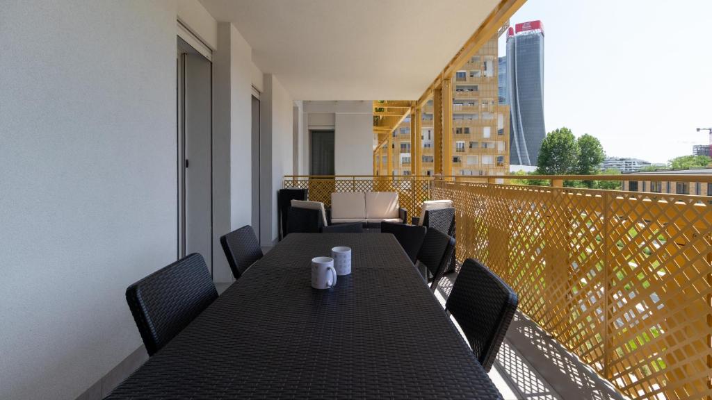 balkon ze stołem i krzesłami w obiekcie Italianway - Flavio Gioia w Mediolanie