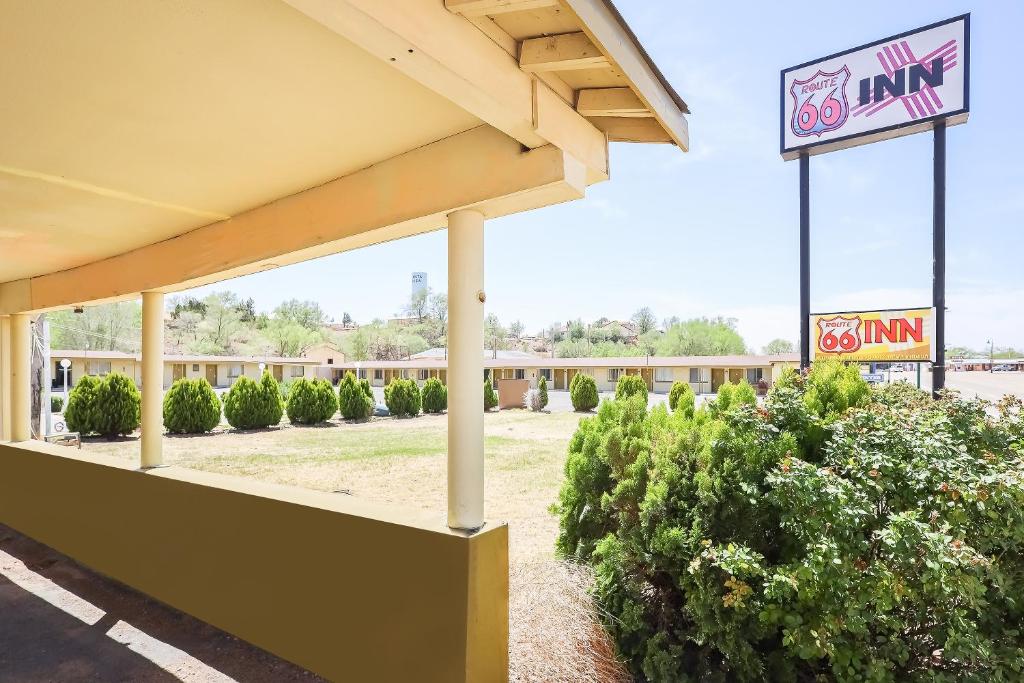 une station-service avec un panneau et des buissons kmart dans l'établissement Route 66 Inn of Santa Rosa, NM, à Santa Rosa
