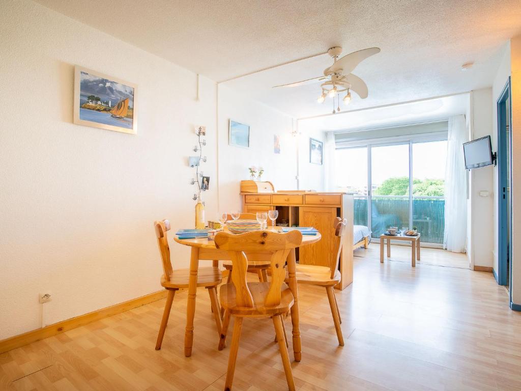une cuisine et une salle à manger avec une table et des chaises dans l'établissement Apartment Terrasses de la Baronnie-4 by Interhome, au Grau-du-Roi