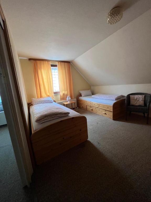 um quarto com 2 camas e uma janela em Ferienwohnung Schlossberg 3 em Wirsberg