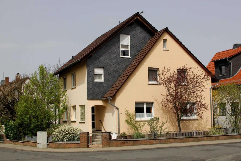 una casa blanca con techo negro en Kleine Herberge Kleestadt, 