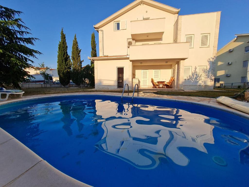 basen przed domem w obiekcie Villa Mali San w Trogirze
