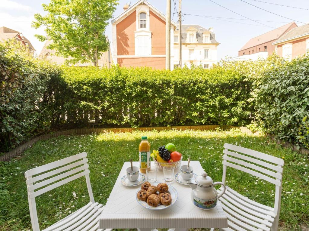 une table blanche avec un bol de fruits dessus dans l'établissement Apartment Résidence du Port-2 by Interhome, à Cabourg
