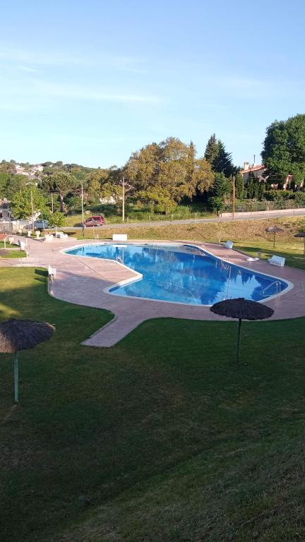 Bazén v ubytování Villa Blanca 10 minutos de la Playa Costa Brava nebo v jeho okolí