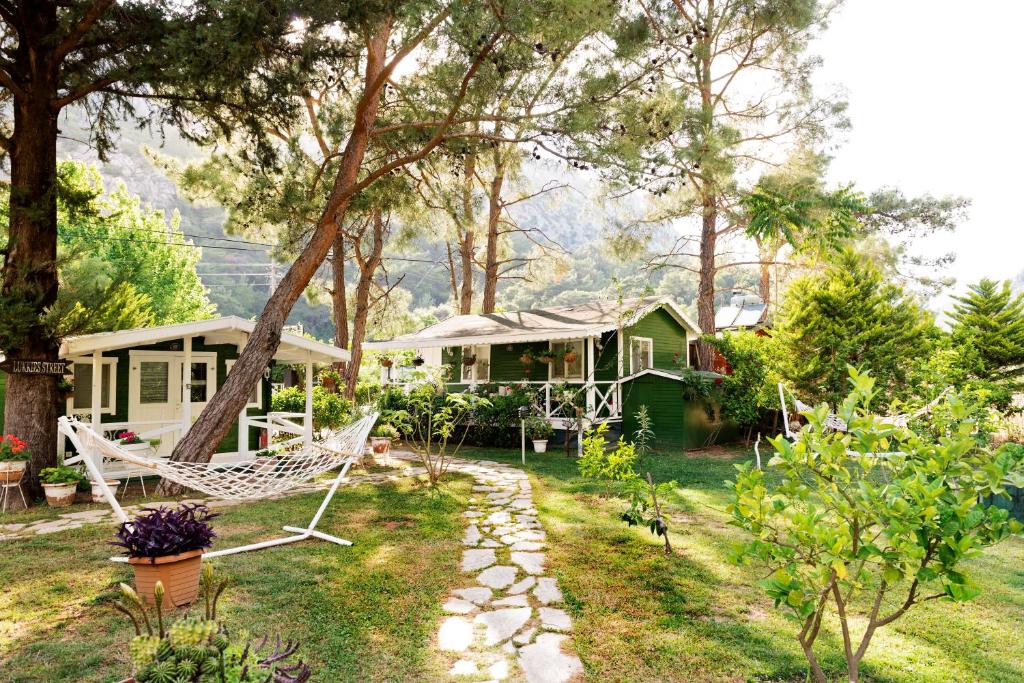 Zahrada ubytování Lukkies Lodge Cirali