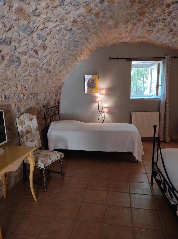 Postel nebo postele na pokoji v ubytování Logis Hôtel Restaurant Gîte La Bastide du Vébron