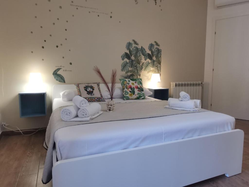 Postel nebo postele na pokoji v ubytování A due passi dal centro Sweet Rooms