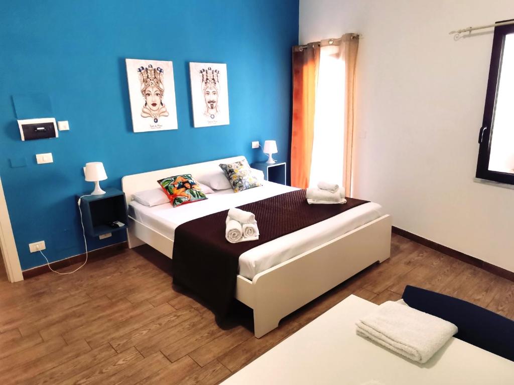 Postel nebo postele na pokoji v ubytování A due passi dal centro Sweet Rooms