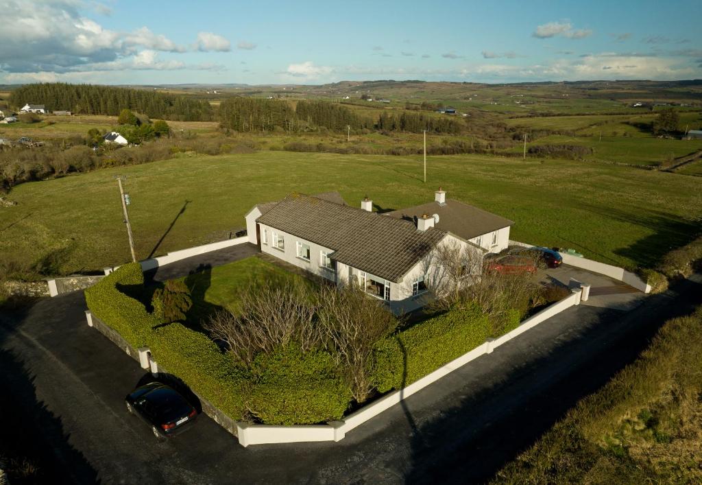 uma vista superior de uma casa com um quintal em Lahinch View em Doolin