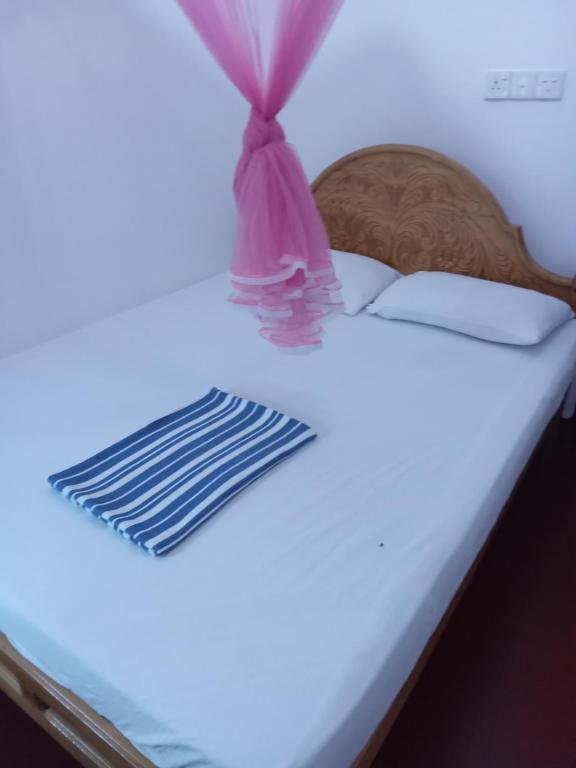 Postel nebo postele na pokoji v ubytování Vibushan Guest House
